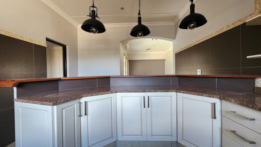 To Let 6 Bedroom Property for Rent in Tuscany Ridge North West